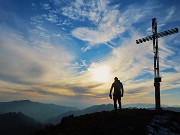 43 Alla croce del Monte Gioco (1366 m) nei colori del tramonto 